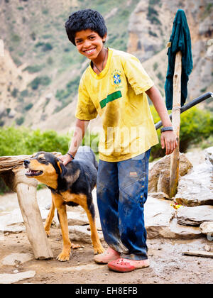 Jeune garçon et le chien dans la région de Mustang, au Népal Banque D'Images