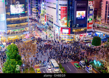 Les piétons traversent au croisement de Shibuya. Il est l'un des plus célèbre ruée pour piétons. Banque D'Images