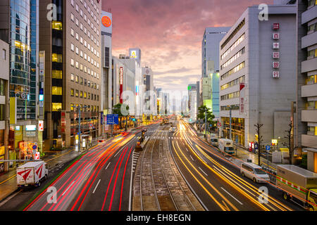 Le trafic passe sur Aioi-dori à Hiroshima, au Japon. Banque D'Images