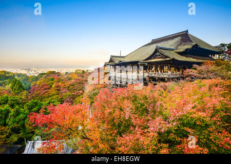 Kyoto, Japon Kiyomizu-dera au culte à l'automne. Banque D'Images