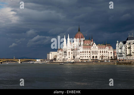 La Maison du Parlement sur le Danube, Budapest, Hongrie avec ciel d'orage derrière Banque D'Images