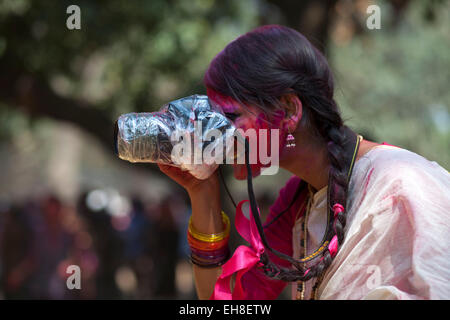 Dhaka, Bangladesh, 08 mars 2015. Un photographe de prendre des photos au cours d'holi festival à l'Université de Dacca. De jeunes jouant du Bangladesh au cours de poudres de couleur Holi anniversaire à l'Institut des beaux-arts de l'Université de Dacca. Le Holi festival est célébré pour marquer le début du printemps, avec des gens de tous les horizons de la vie. Sortir sur la rue et l'application de poudre de couleur à n'importe qui et tout le monde à la venue du printemps. Holi est le festival des couleurs, de plaisir et de frolic et est célébré par des millions d'hindous dans le sous-continent indien pour accueillir le printemps. Une ancienne fête hindoue, Holi est marqué Banque D'Images