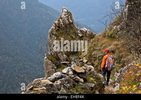 Bhoutan - Trekker en ordre décroissant le sentier rocheux de Thombu La sur la vallée de Paro Chhu sur le Jhomolhari Trek 2. Banque D'Images