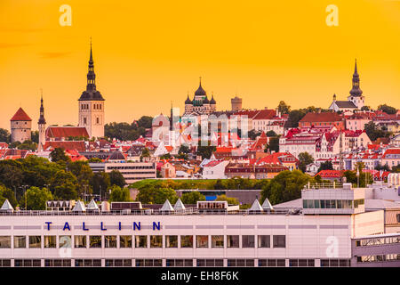 Tallinn, Estonie skyline du port. Banque D'Images