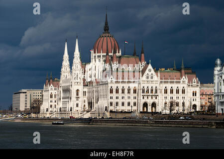 La Maison du Parlement sur le Danube, Budapest, Hongrie avec ciel d'orage derrière Banque D'Images