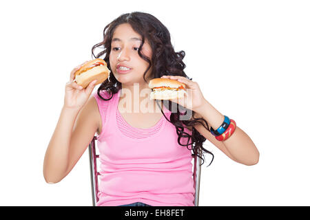 Les indiens 1 Jeune fille adolescente délicieux Burger Eating Banque D'Images