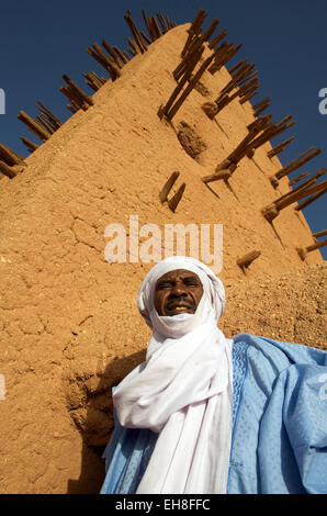 Mosquée d'Agadez, touareg dans la ville désertique, le Niger, l'Afrique Banque D'Images