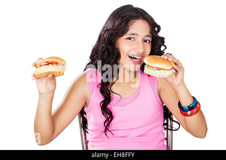 Les indiens 1 Jeune fille adolescente délicieux Burger Eating Banque D'Images