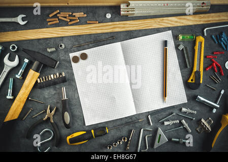 Assortiment de faire soi-même outils de bricolage et de l'ordinateur portable Page vierge comme l'espace de copie pour l'amélioration de la planification du projet ou à tous les autres travaux Banque D'Images