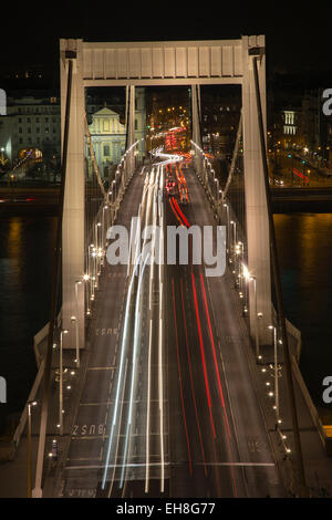 Le pont Elizabeth (Erzsébet hid) de nuit avec location de light trails, Budapest, Hongrie Banque D'Images