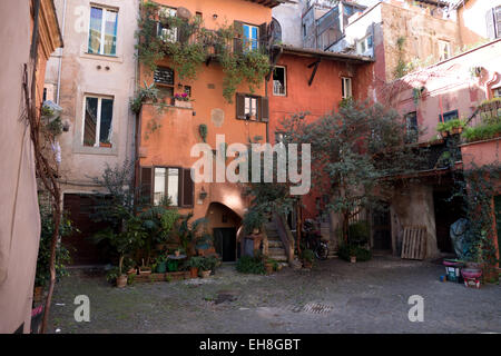 Les bâtiments et maisons traditionnelles avec cour dans Arco degli Acetari. Rome, Roma, Italie, Italia, ville italienne Banque D'Images