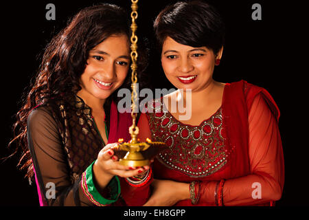 2 Indian Mother and Daughter Diwali Lampe suspendue culte Banque D'Images