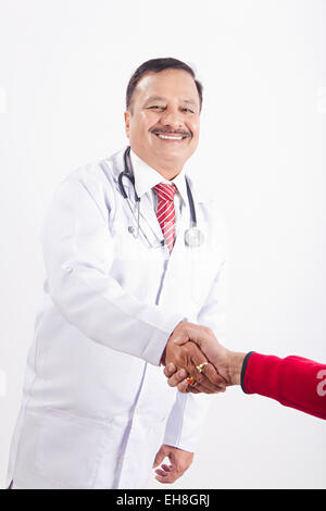 2 Indian Senior Adult Man doctor Shaking Hands Banque D'Images