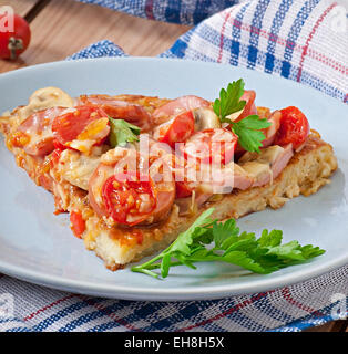 Gratin de pommes de terre - pizza à la saucisse, champignons et tomates Banque D'Images
