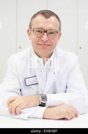 Osnabrück, Allemagne. Mar 8, 2015. Le médecin chef pour anathetics et soins intensifs, le Dr Martin Beiderlinden, prend la parole lors d'une conférence de presse au Marienhospital dans Osnabrueck, Allemagne, le 8 mars 2015. 65 ans patient est en cours de traitement à l'hôpital après avoir contracté le virus corona mortelle Mers (Moyen-Orient) Syndrome respiratoire pendant ses vacances. Il s'agit d'un troisième cas en Allemagne où un patient est traité pour des mers. Photo : Friso Gentsch/dpa/Alamy Live News Banque D'Images