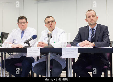 Osnabrück, Allemagne. Mar 8, 2015. Directeur médical, le Dr Joerg Heckenkamp (l-r), médecin-chef pour anathetics et soins intensifs, le Dr Martin Beiderlinden, et directeur général, Dr. Bernd Runde, la parole au cours d'une conférence de presse à l'Marienhospital dans Osnabrueck, Allemagne, le 8 mars 2015. 65 ans patient est en cours de traitement à l'hôpital après avoir contracté le virus corona mortelle Mers (Moyen-Orient) Syndrome respiratoire pendant ses vacances. Il s'agit d'un troisième cas en Allemagne où un patient est traité pour des mers. Photo : Friso Gentsch/dpa/Alamy Live News Banque D'Images