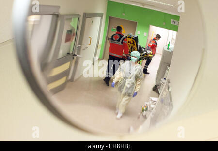 Osnabrück, Allemagne. Mar 8, 2015. ILLUSTRATION - le personnel de l'hôpital à pied par une porte à l'Marienhospital dans Osnabrueck, Allemagne, le 8 mars 2015. 65 ans patient est en cours de traitement à l'hôpital après avoir contracté le virus corona mortelle Mers (Moyen-Orient) Syndrome respiratoire pendant ses vacances. Il s'agit d'un troisième cas en Allemagne où un patient est traité pour des mers. Photo : Friso Gentsch/dpa/Alamy Live News Banque D'Images