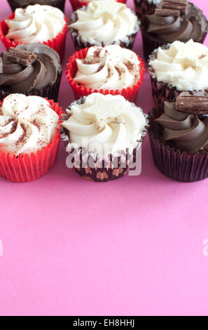 Cupcakes crème sur une toile rose Banque D'Images