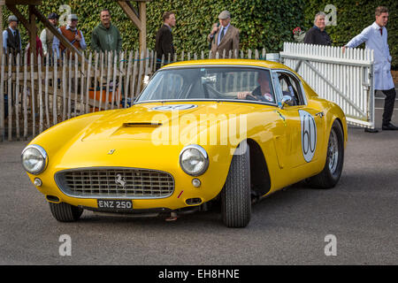 1960 Ferrari 250 GT SWB/C dans le paddock. Célébration TT RAC à l'racer 2014 Goodwood Revival, Sussex, UK. Banque D'Images