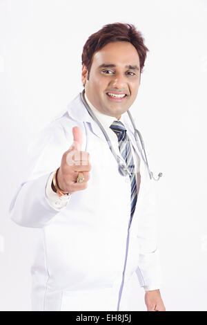 1 adultes indiens médecin homme Thumbs Up montrant Banque D'Images