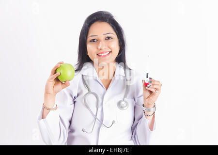 1 adultes femme médecin indien montrant Apple et thermomètre Banque D'Images