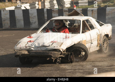 Brisé de vieilles voitures indésirable épave épaves de carambolage démo destruction derbys banger racing course crash crashed plante crashin Banque D'Images