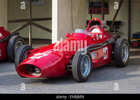 1954 Maserati 250F dans le paddock de GP auto garage au Goodwood Revival 2014, Sussex, UK. Trophée Richmond participant. Banque D'Images