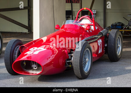 1954 Maserati 250F dans le paddock de GP auto garage au Goodwood Revival 2014, Sussex, UK. Trophée Richmond participant. Banque D'Images