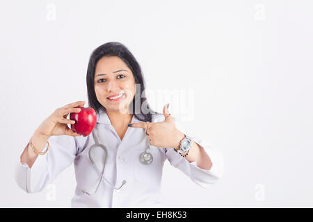 1 adultes femme médecin indien Apple montrant du doigt Banque D'Images