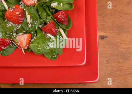 Les épinards avec la vinaigrette maison salade de fraises et d'amandes. Banque D'Images