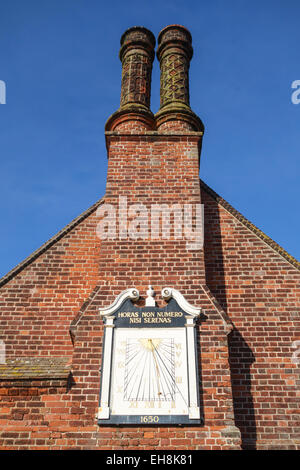 Un cadran solaire (daté de 1650) sur l'ancien Tudor Moot Hall à Aldeburgh, Suffolk, Royaume-Uni, construit vers 1550. La devise signifie « je ne compte que les heures ensoleillées » Banque D'Images