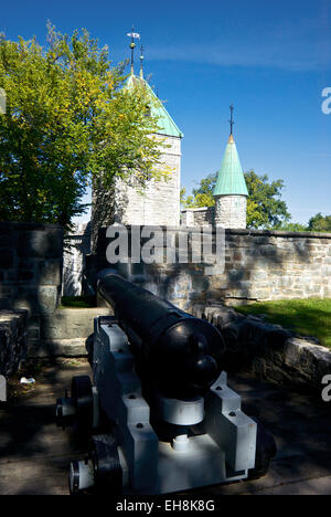 Cannon & tours en pierre sur Saint-Louis gateway en vieille ville de Québec Banque D'Images
