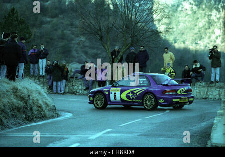 Juha Kankkunen au volant de sa Subaru Impreza WRC sur une scène de la Rallye de Monte Carlo 1999 Banque D'Images