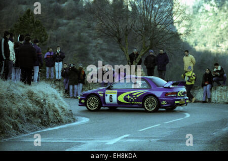 Juha Kankkunen au volant de sa Subaru Impreza WRC sur une scène de la Rallye de Monte Carlo 1999 Banque D'Images