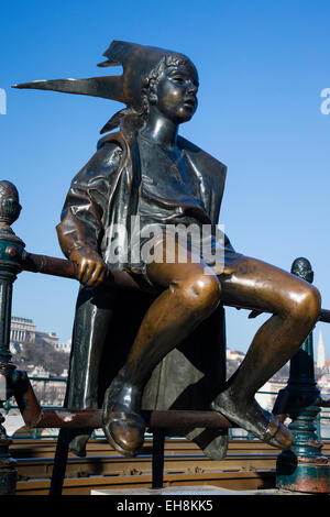 Laszlo Marton's sculpture en bronze de la 'Petit Prince' (Kiskiralylany) sur le Danube river embankment par Vigadoter, Budapest Banque D'Images