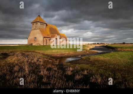 Nuages de tempête de St Thomas Becket approche une Église Fairfield sur Romney Marsh Kent England UK savent aussi que l'église de Fairfield Banque D'Images