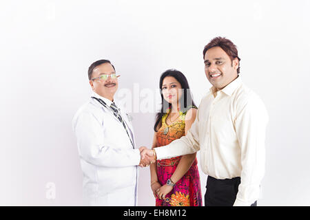 Les indiens 3 médecin et traitement Santé Couple Shaking Hand Banque D'Images