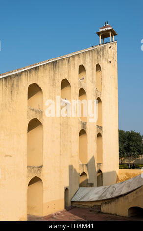 Cadran solaire géant (Samrat Yantra) à Jantar Mantar, l'Observatoire de Jaipur, Rajasthan, Inde Banque D'Images