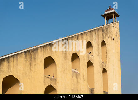 Cadran solaire géant (Samrat Yantra) à Jantar Mantar, l'Observatoire de Jaipur, Rajasthan, Inde Banque D'Images