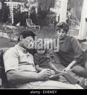 CHARLES BRONSON avec femme Harriet et sa fille Suzanne 1961. © Larry Barbier/Globe Photos/ZUMA/Alamy Fil Live News Banque D'Images