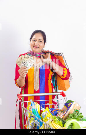 1 adultes aînés indiens Shopping trolley Femme et de l'argent montrant Banque D'Images