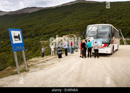 L'Argentine, Terre de Feu, Ushuaia, bus touristique à Lago vue d'Escondida Banque D'Images