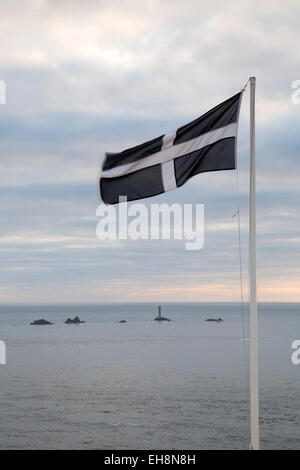 Cornish drapeau ; crépuscule ; phare drakkars Cornwall, UK Banque D'Images