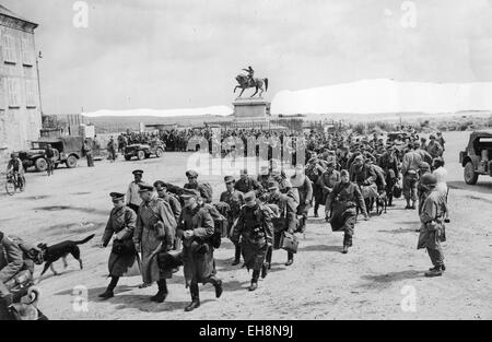 Bataille de Cherbourg sont des prisonniers allemands ont marché loin regardée par des soldats américains le 30 juin 1945. Remarque Le censeur a effacé le reste de l'horizon, pour dissimuler l'expédition. Banque D'Images