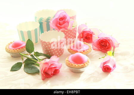 Gâteaux rose sur plaque bleue avec des roses rose Banque D'Images