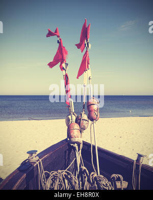 Retro photo filtrée de fishing boat on beach, mer Baltique, Allemagne.