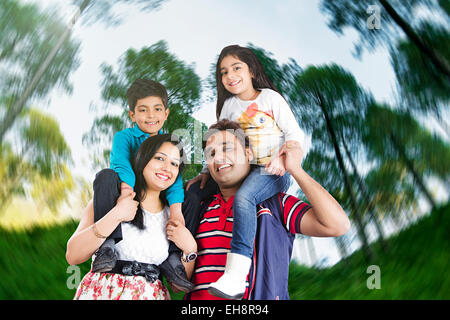 4 Les parents et les enfants indiens park Banque D'Images