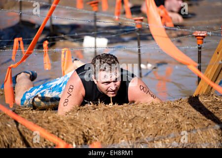 L'homme participe à l'événement dure Mudder à Milton, en Floride Banque D'Images