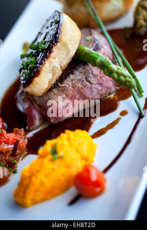 Pièce de boeuf, foie gras, purée de carottes et d'asperges Banque D'Images