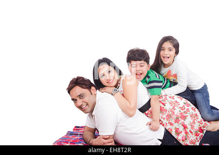 4 Les parents et les enfants indiens Couché profitez Banque D'Images